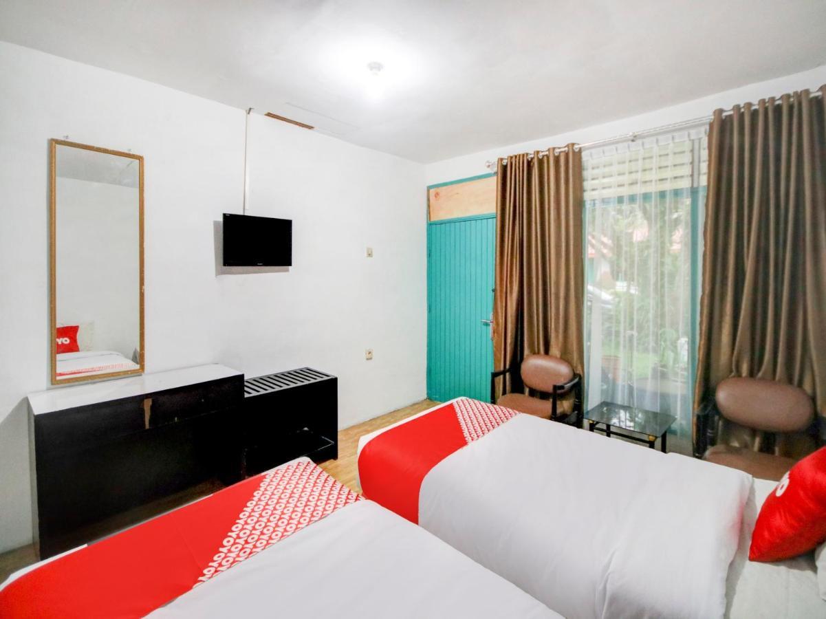 Oyo 2322 Dien Karona Hotel Берастаги Экстерьер фото