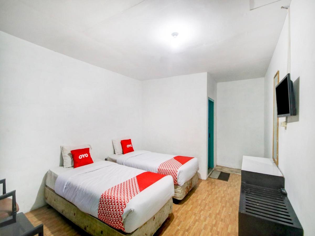 Oyo 2322 Dien Karona Hotel Берастаги Экстерьер фото