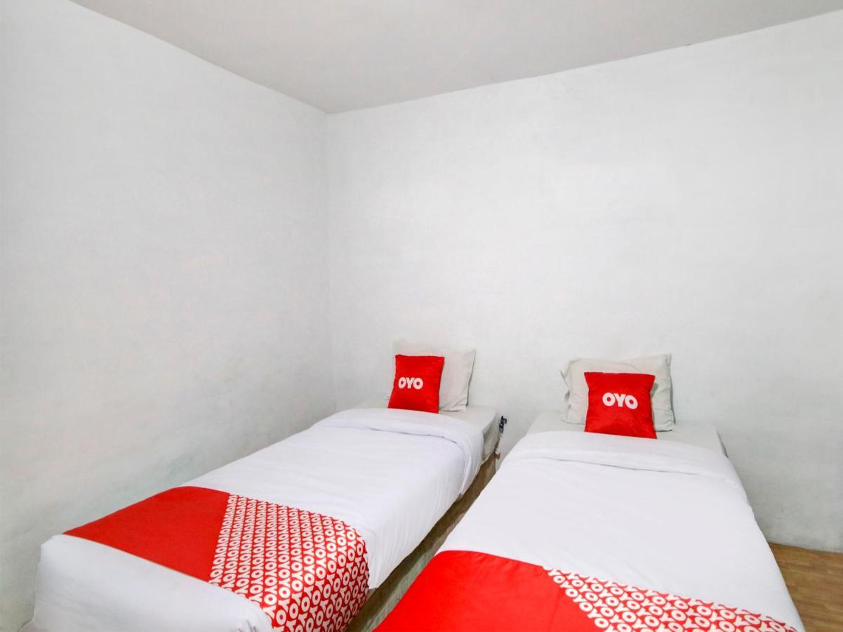 Oyo 2322 Dien Karona Hotel Берастаги Экстерьер фото